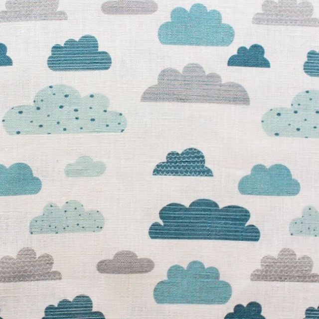 Cloud Dreams Blue - Weißer Leinenstoff, Muster mit Wolken! - Stoff für Kinder!